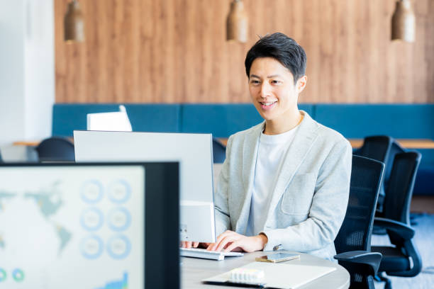 パソコンをしている社会人