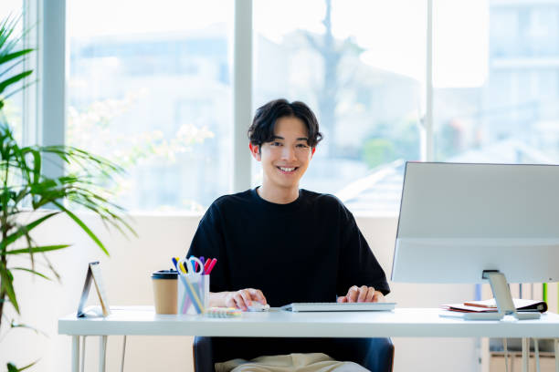 パソコンをしている社会人