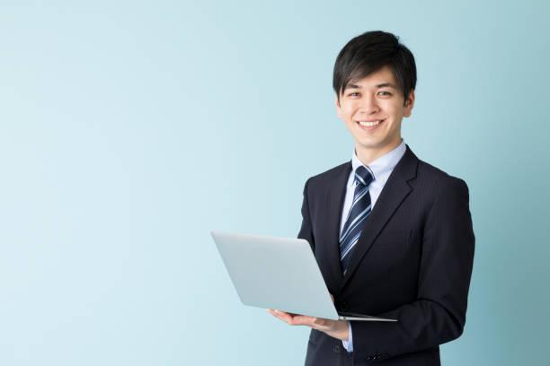 パソコンで作業する人