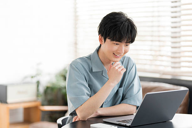 パソコンをしている社会人